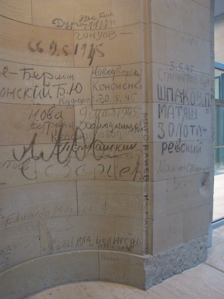 reichstag oorlogs graffiti.jpg - De architect die de Reichstag na de eenwording van Duitsland weer als parlementsgebouw geschikt moest maken, Sir Norman Foster, kreeg ook als opdracht mee om dit deel van de geschiedenis van het gebouw niet uit te wissen.